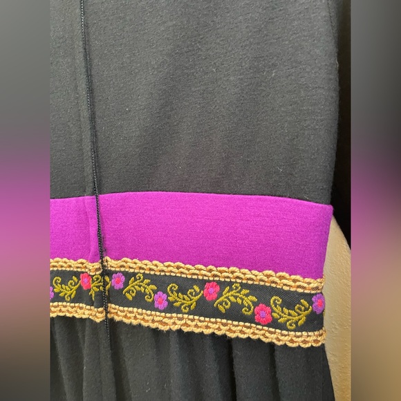 60’s Vintage Folkloric Boho Dress/ L/S Embroidered Trim /purple black Small - Picture 13 of 13